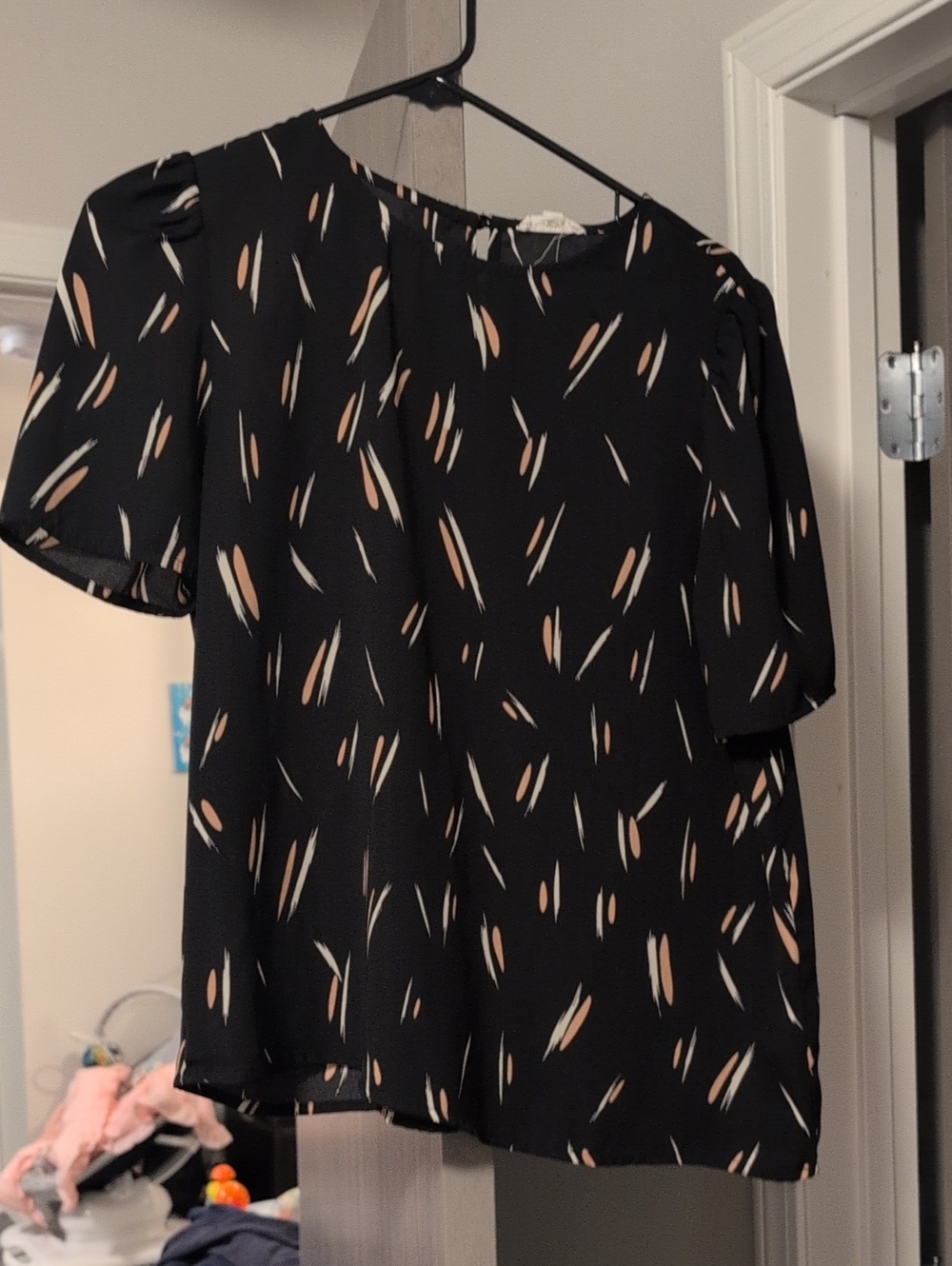Black Short-Sleeve Printed Blouse with Neutral Brushstroke Pattern